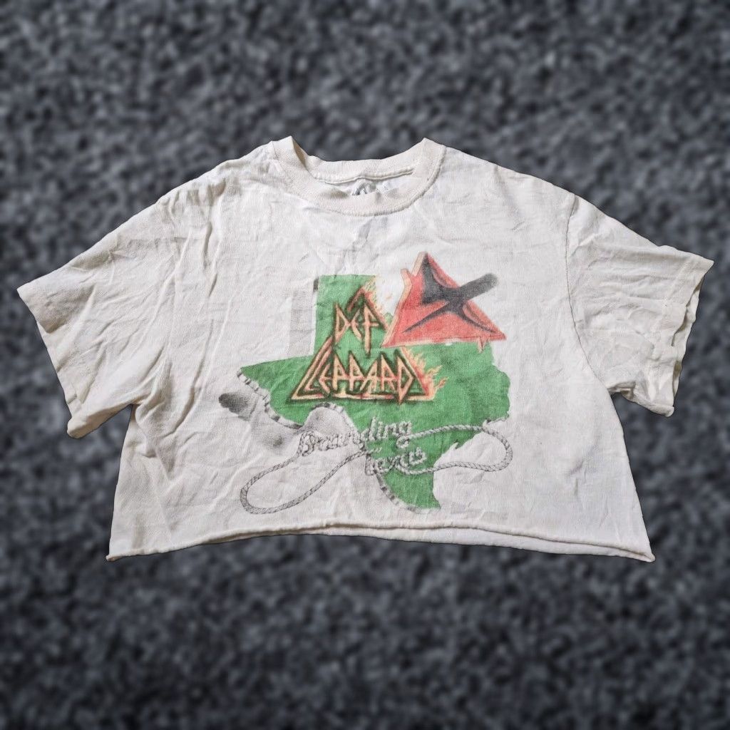 Vintage Def Leppard Music Graphic Print Cropped T Shirt Womens XS Beige Size XS / US 0-2 / IT 36-38 - 1 Thumbnail