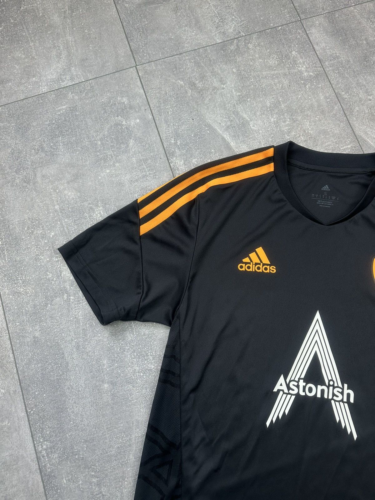 Vintage Adidas Leeds United Home Soccer Jersey 2022 Size US S / EU 44-46 / 1 - 5 Thumbnail