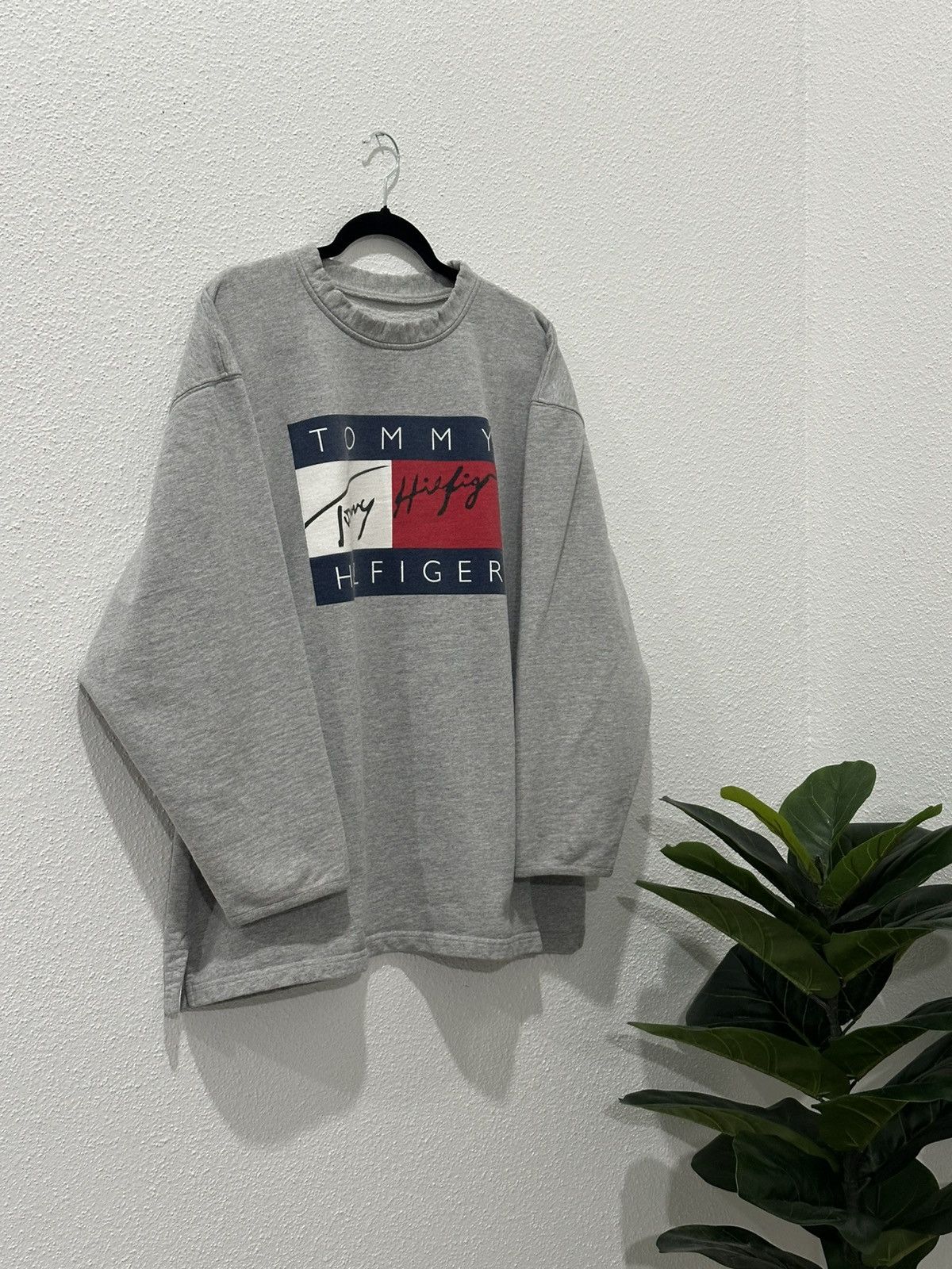 Tommy Hilfiger Vintage 90s Tommy Hilfiger Big Logo Crewneck Sweatshirt XL Size US XL / EU 56 / 4 - 2 Thumbnail