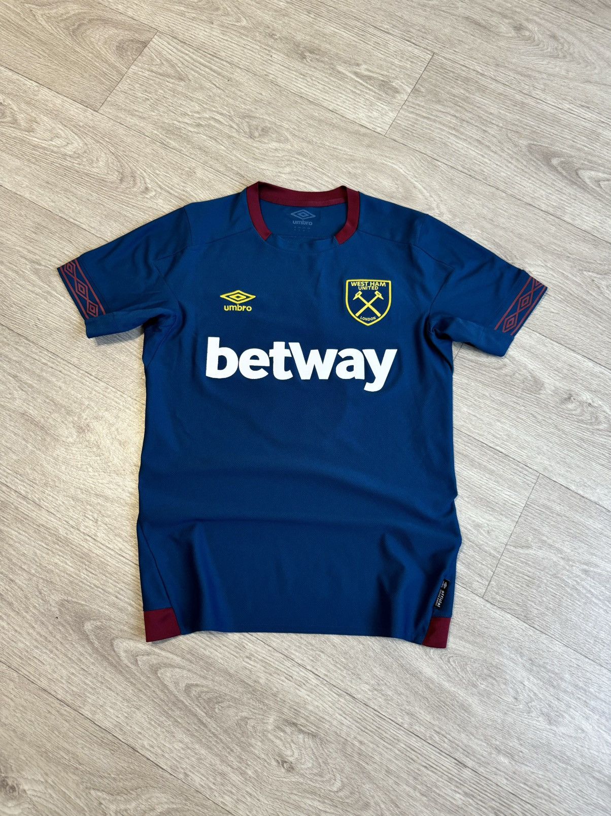 Umbro 🔷Umbro West Ham United 2018/19 Anderson #8 Soccer jersey🔷 Size US S / EU 44-46 / 1 - 1 Thumbnail