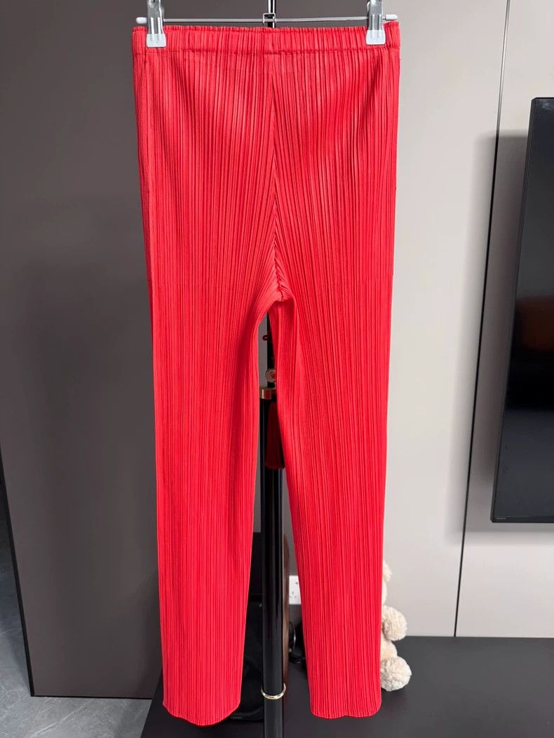 Issey Miyake Issey Miyake size:4 Red Tanaka Kazuhiko pleated straight-l Size 22" - 2 Thumbnail