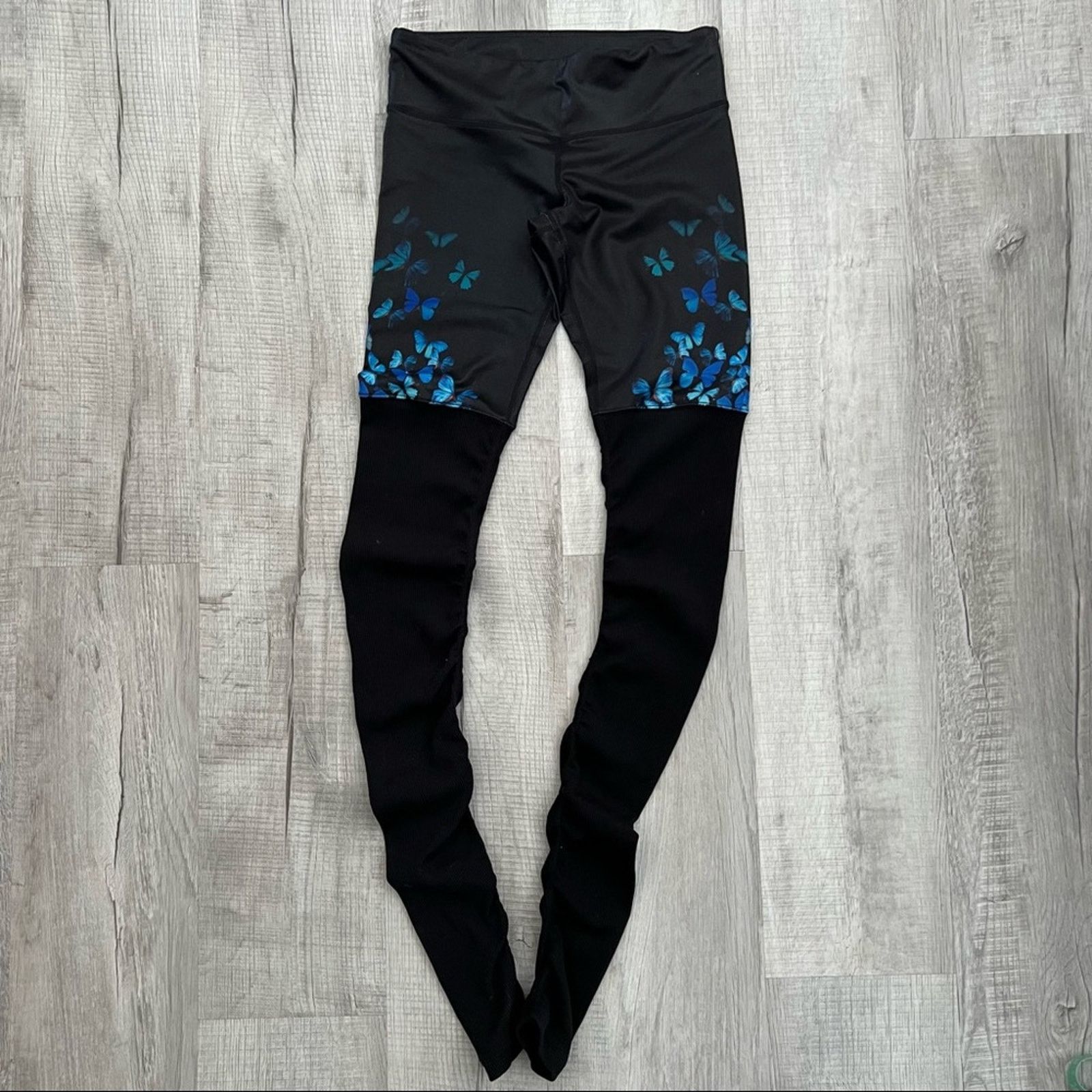 Alo Yoga Alo Yoga x Gypset Goddess butterflies leggings Size 28" / US 6 / IT 42 - 1 Thumbnail
