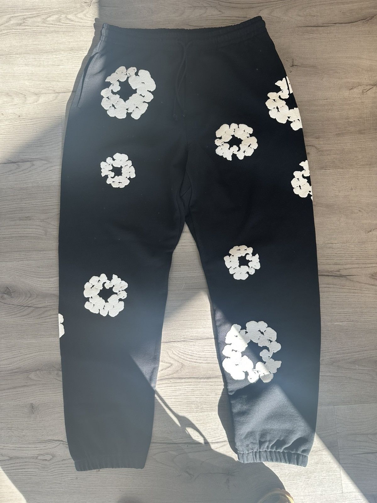 DENIM TEARS Denim Tear Wreath Sweatpant Black Size US 36 / EU 52 - 1 Thumbnail