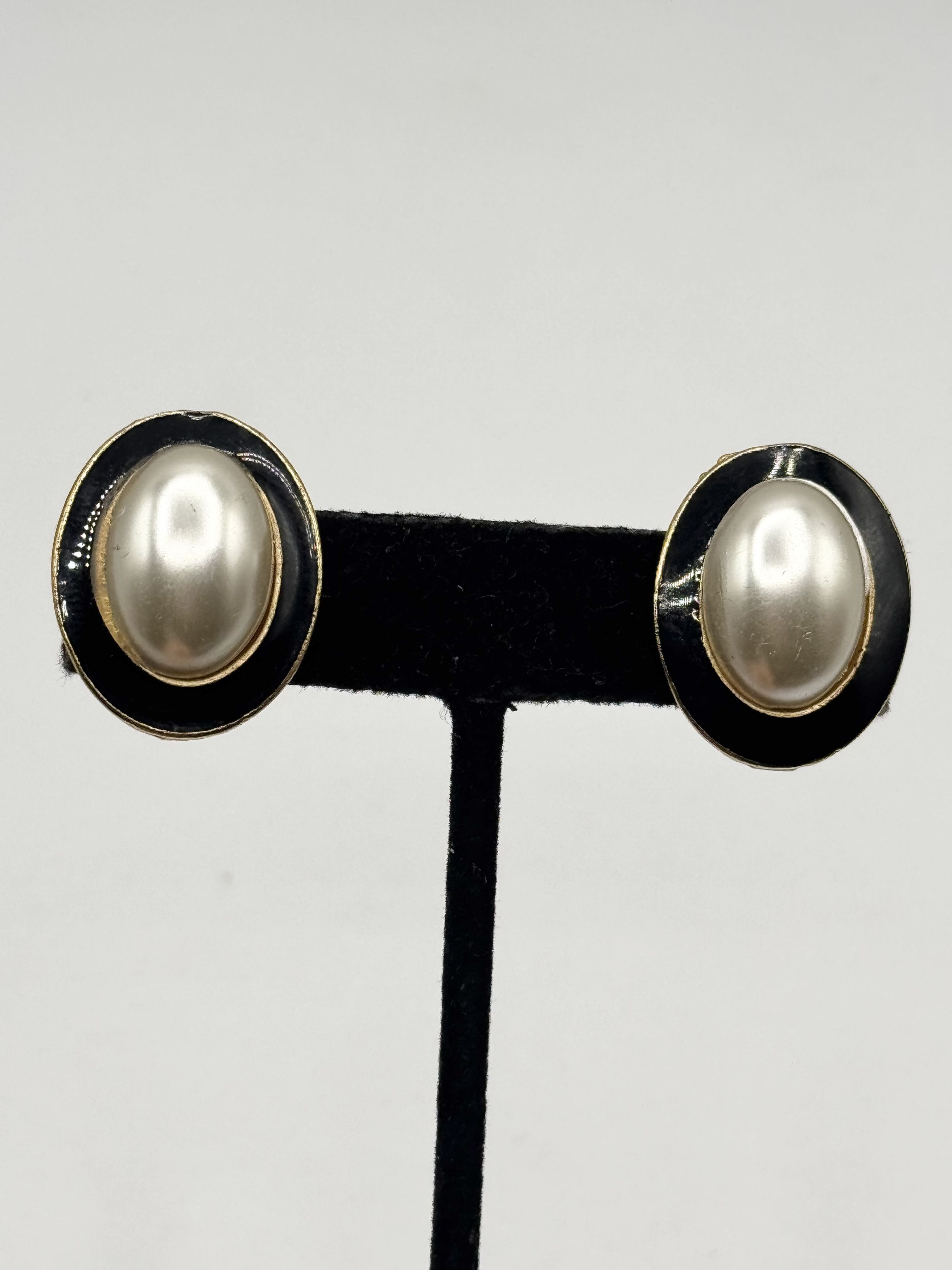 Vintage Vintage Black Enamel Faux Pearl Clip on Earrings Size ONE SIZE - 4 Thumbnail