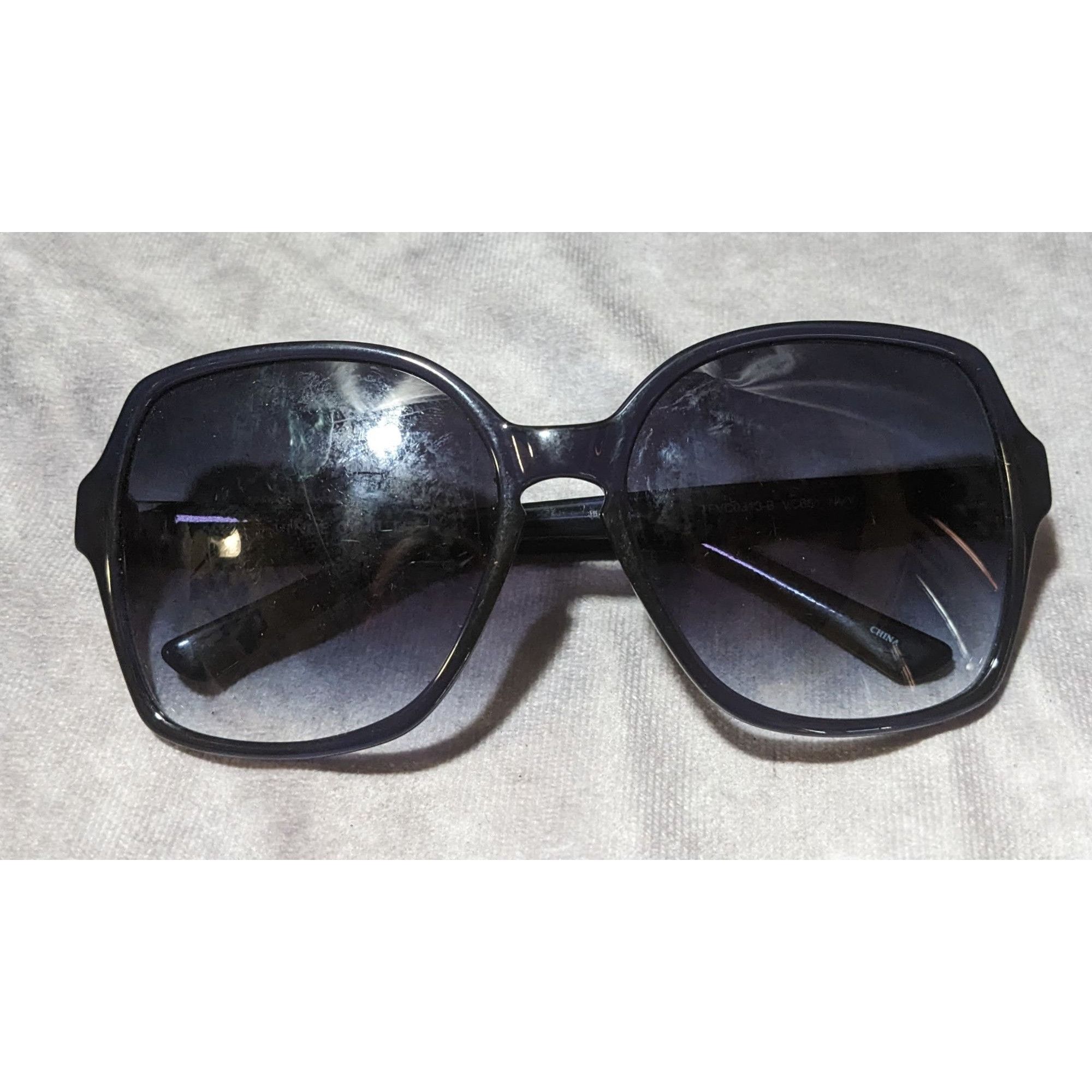 Vince Camuto Vince Camuto Blue Gradient Sunglasses With Silver Emblem Size ONE SIZE - 4 Thumbnail