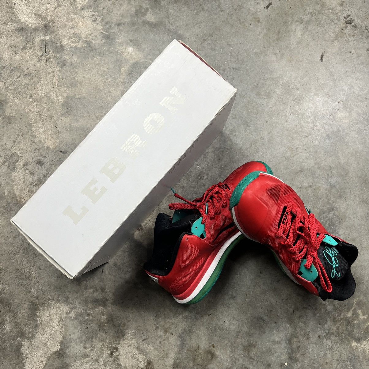 Nike Nike LeBron 9 Low 'Liverpool' (2012) Size US 9 / EU 42 - 1 Thumbnail