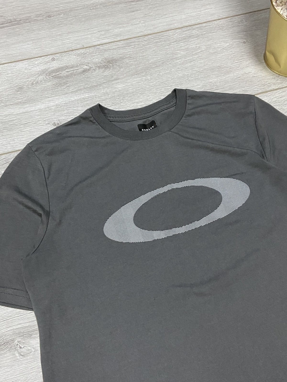 Vintage Oakley vintage big circle logo t-shirt Size US S / EU 44-46 / 1 - 4 Thumbnail