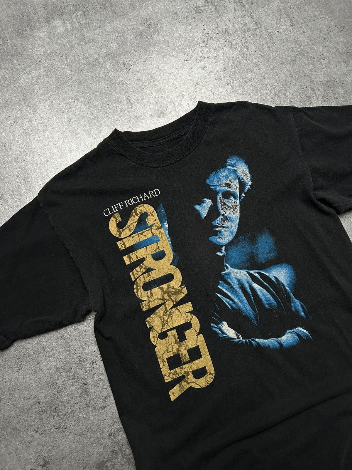 Band Tees × Other × Vintage Vintage Singlestitch Cliff Richard Stronger T-Shirt 90s 1990 Size US S / EU 44-46 / 1 - 3 Thumbnail