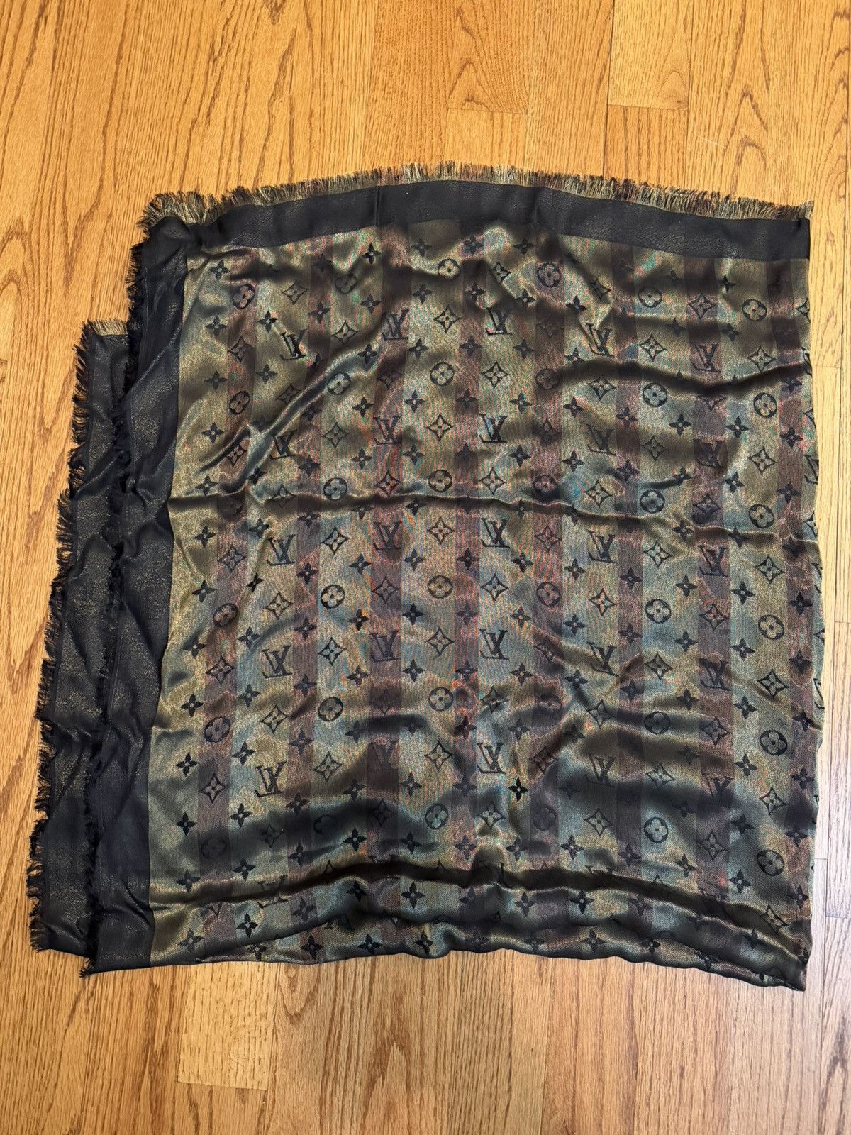 Louis Vuitton ***RARE LOUIS VUITTON SO SHINE MONOGRAM SCARF Size ONE SIZE - 1 Thumbnail