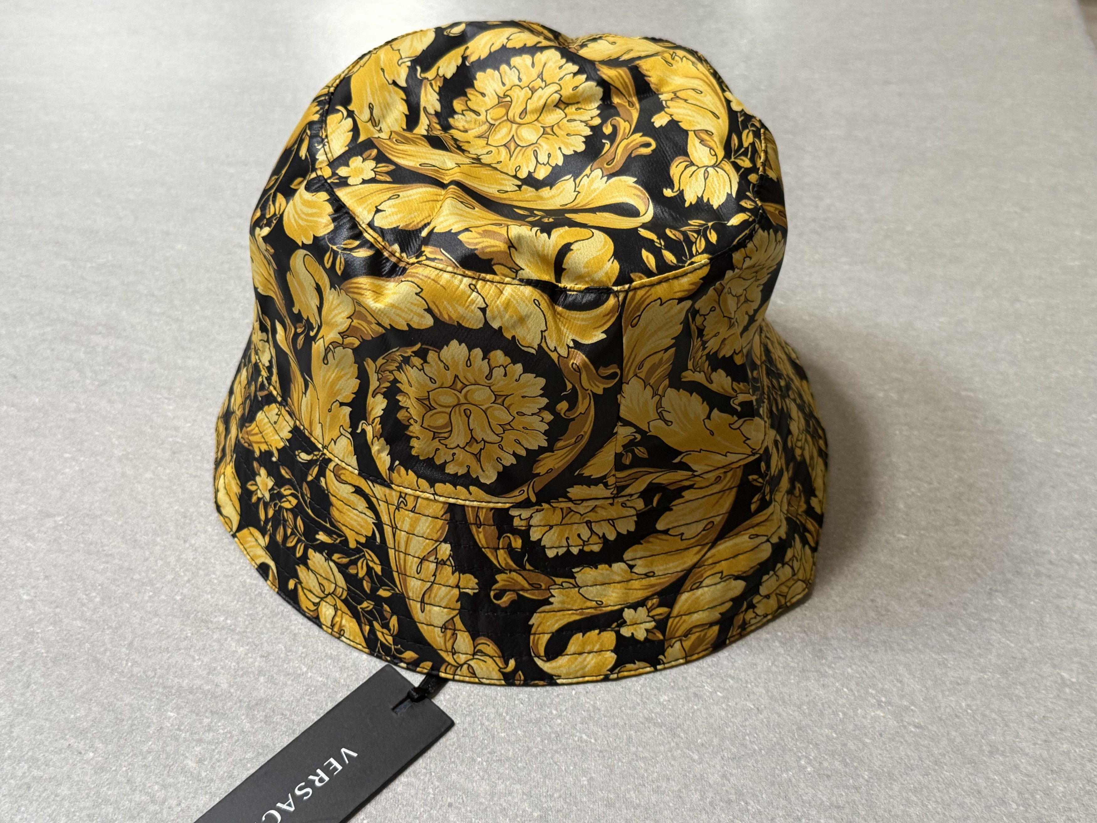 Versace VERSACE REVERS POLYAMIDE BUCKET HAT BAROQUE SIZE 57 $670USD Size ONE SIZE - 10 Thumbnail