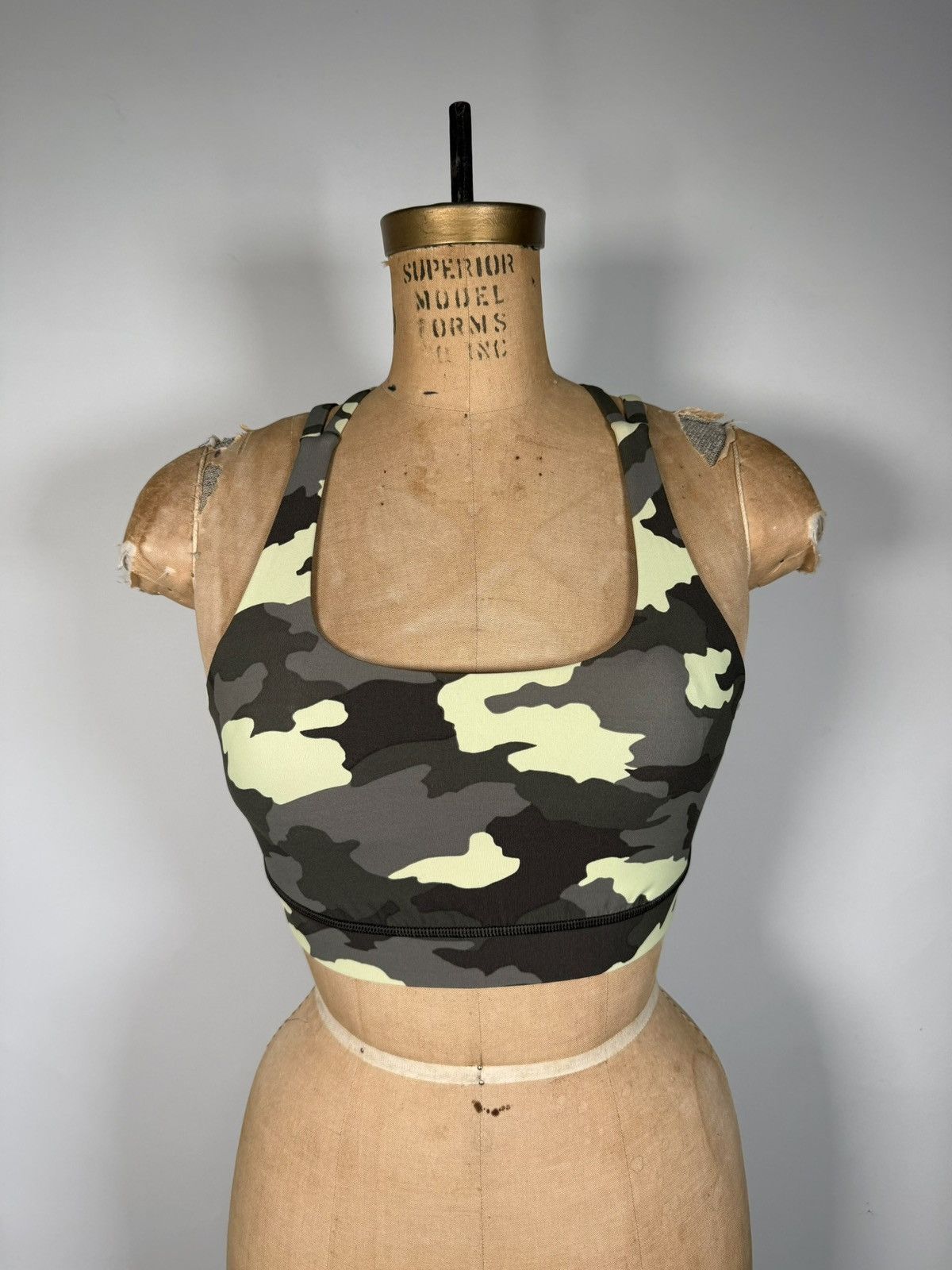 Lululemon Lululemon Green Camo Energy Sports Bra Size M / US 6-8 / IT 42-44 - 1 Thumbnail