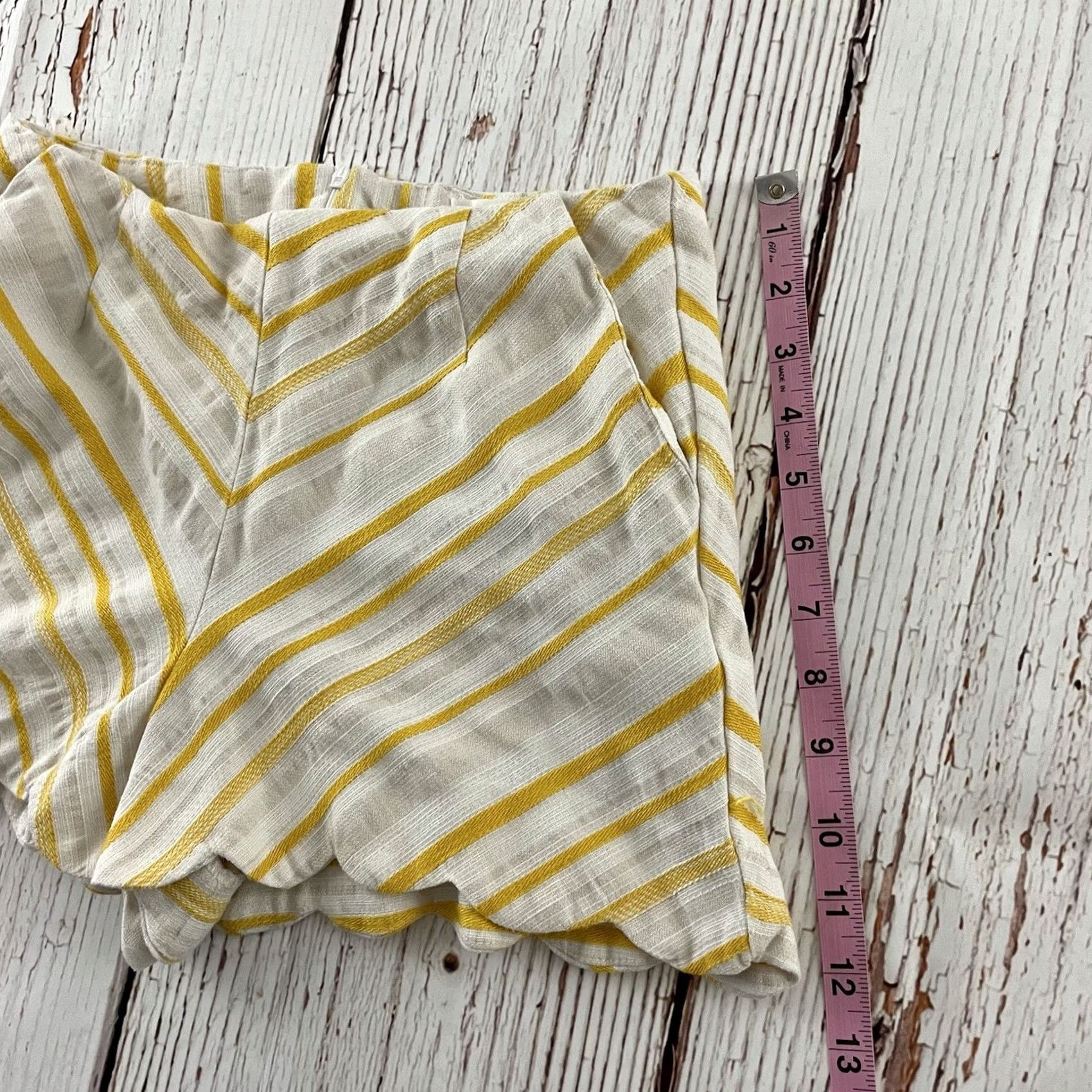 Hudson June & Hudson Yellow Striped Scallop Bottom Shorts Women's Small Clothing Bottoms Shipped XS? Size 28" / US 6 / IT 42 - 4 Thumbnail
