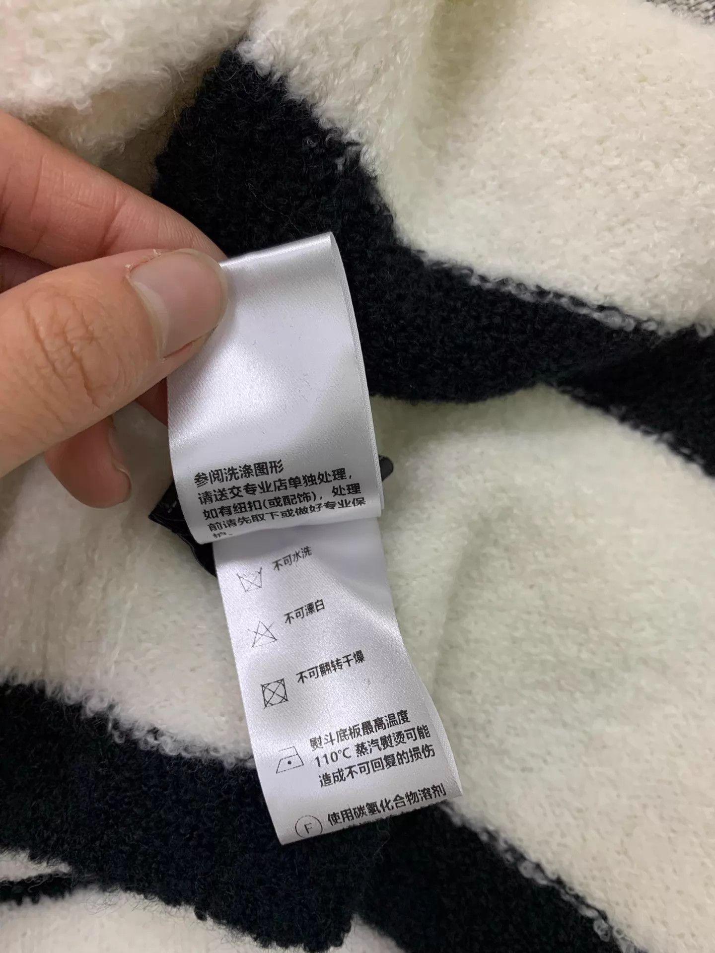 Chanel Chanel Women's Black & White Logo Cashmere Scarf Size ONE SIZE - 6 Thumbnail