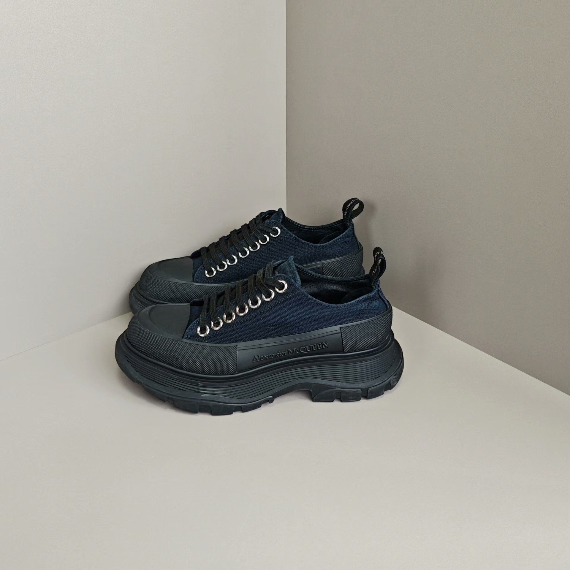 Alexander McQueen Alexander McQueen Lowtop Sneakers us_6 Women Size US 6 / IT 36 - 1 Thumbnail