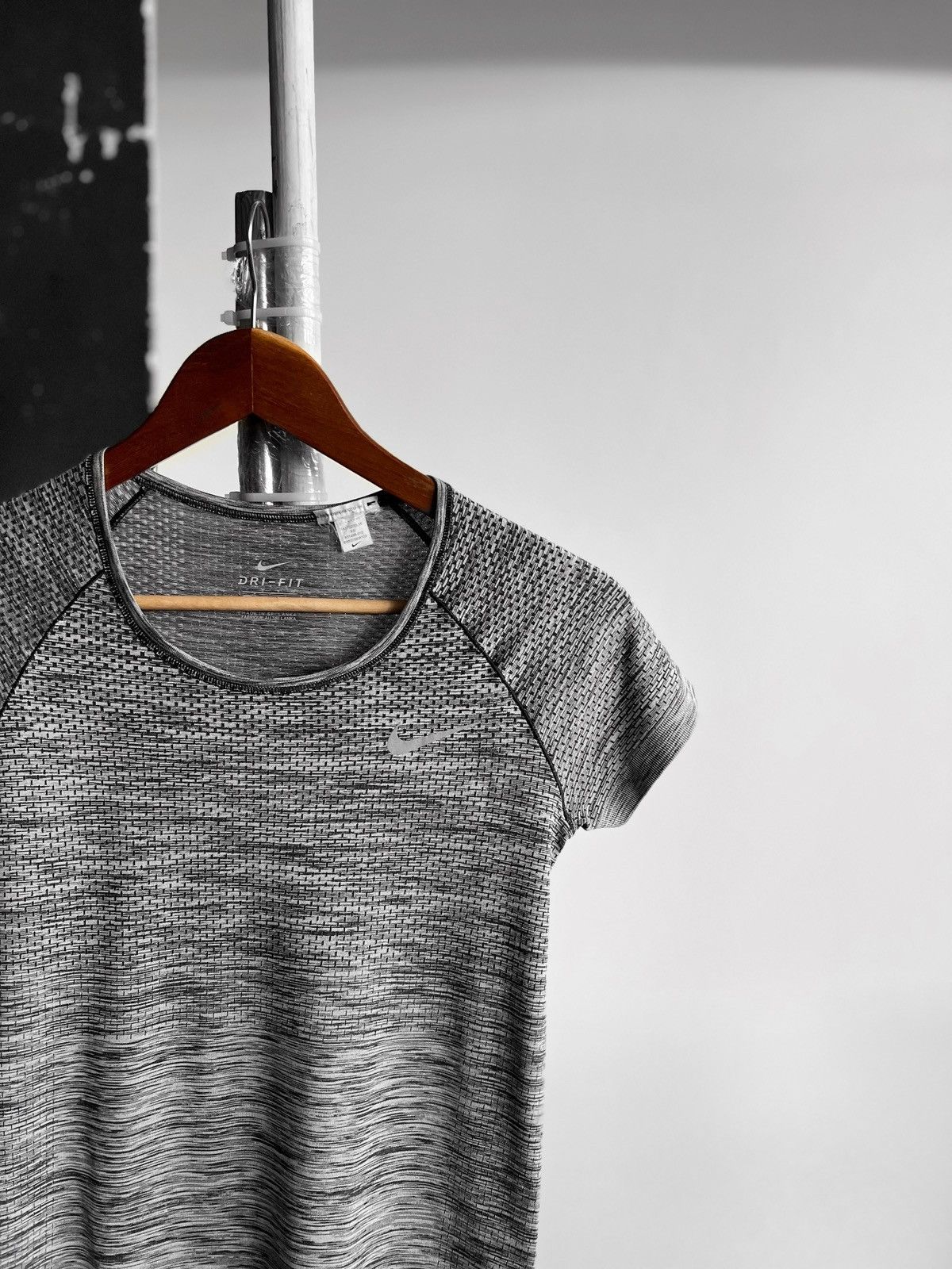 Nike Nike Dri-FIT Womens Gray Short Sleeve Sport T-Shirt Jersey Size XS / US 0-2 / IT 36-38 - 2 Thumbnail