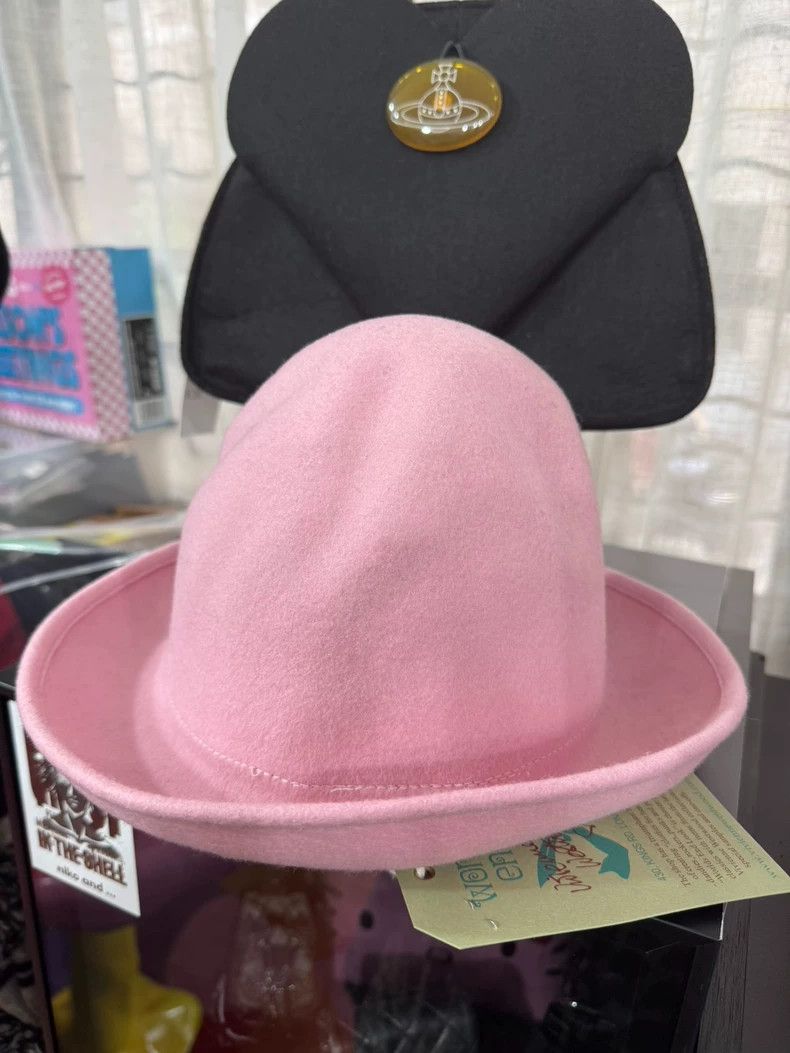 Vivienne Westwood A pink woolen hat with cherry blossoms