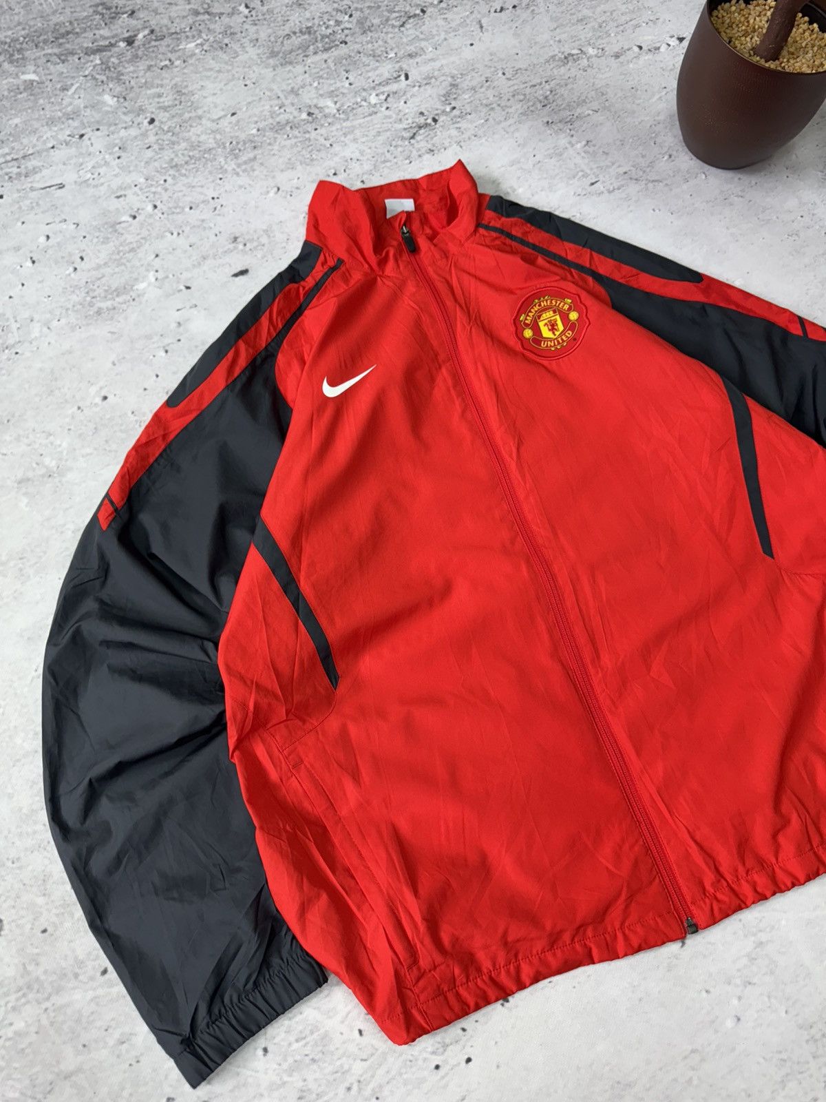 Nike × Vintage NIKE MANCHESTER UNITED VINTAGE BASIC LOGO BAGGY LIGHT JACKET Size US XL / EU 56 / 4 - 2 Thumbnail