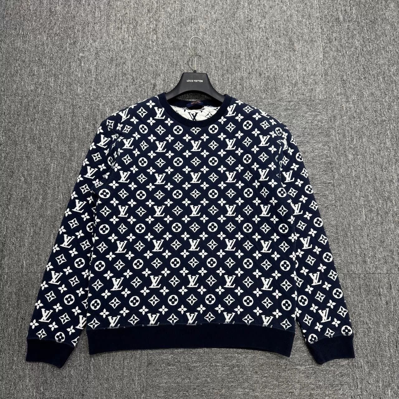 Louis Vuitton louis vuitton embossed logo sweatshirt in navy Size US L / EU 52-54 / 3 - 1 Thumbnail