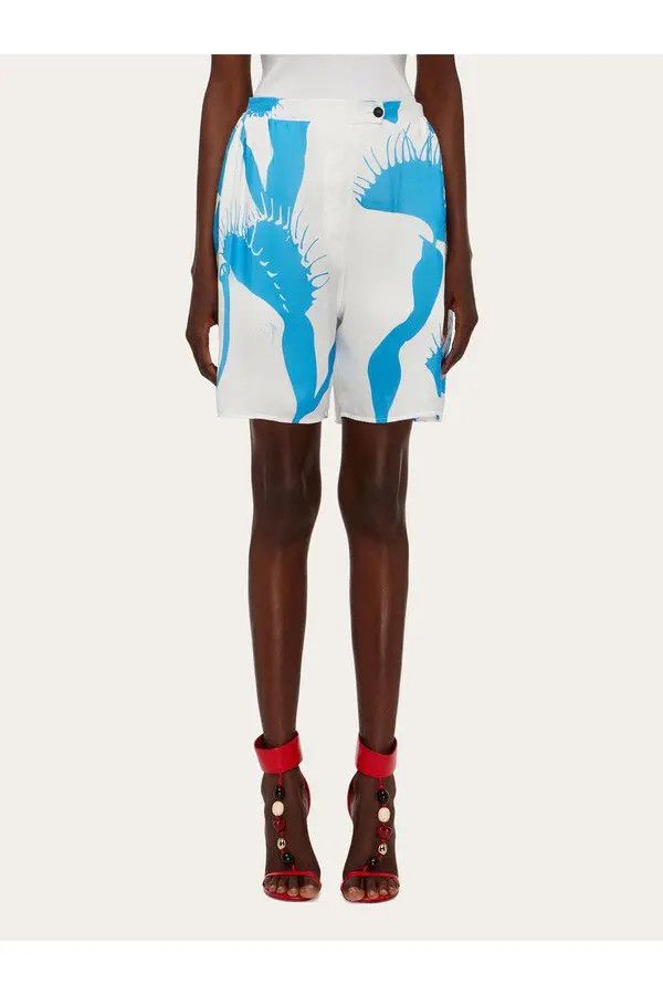 Salvatore Ferragamo o1s1rm0126 Venus Print Light Bermuda Short in White/Blue Size 25" / US 0 / IT 36 - 2 Thumbnail