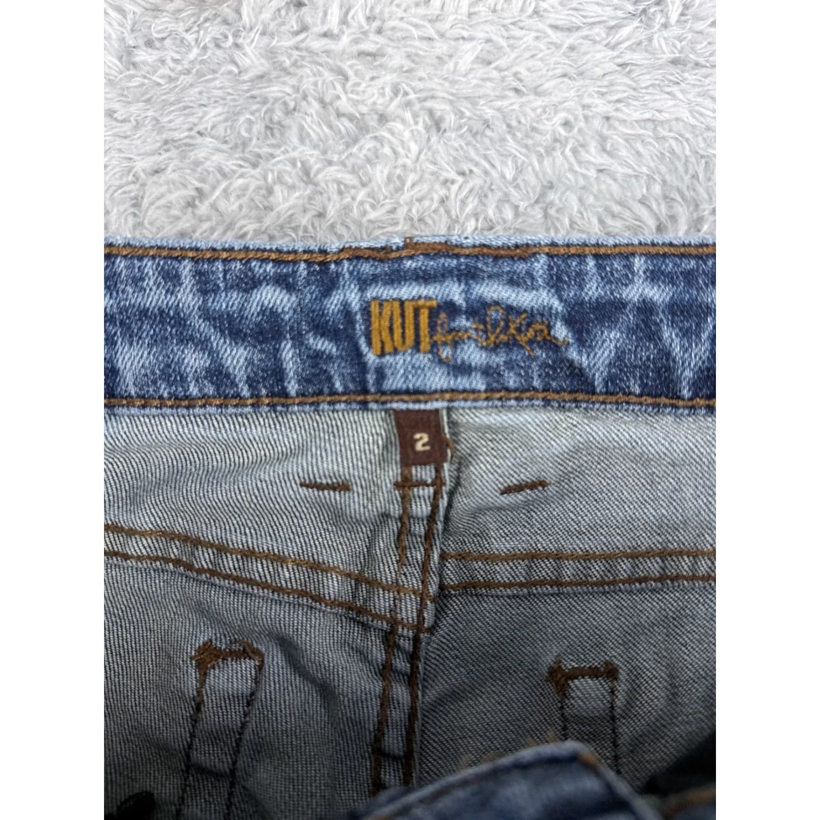 Vintage KUT from the Kloth Jeans Women 2 Blue Denim Bootcut Cotton Blend Mid 26x31 Distressed Embroidered Rhinestone 5-Pocket Solid Regular Inseam 31 Size 26" / US 2 / IT 38 - 6 Thumbnail
