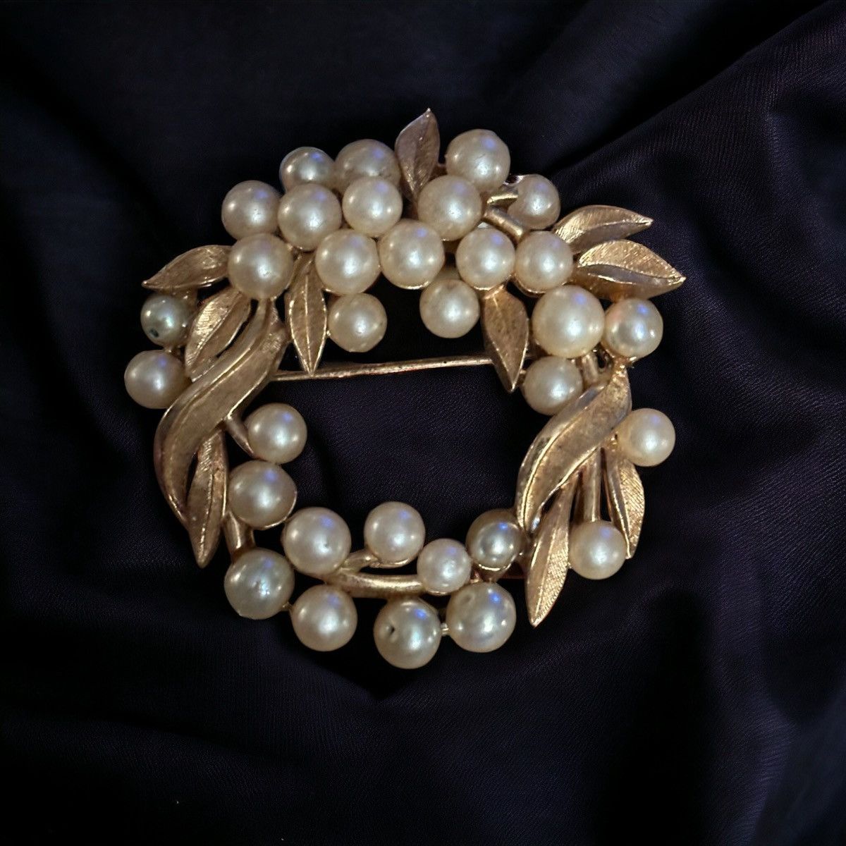 Vintage Vintage Crown Trifari gold tone pearl wreath Size ONE SIZE - 1 Thumbnail