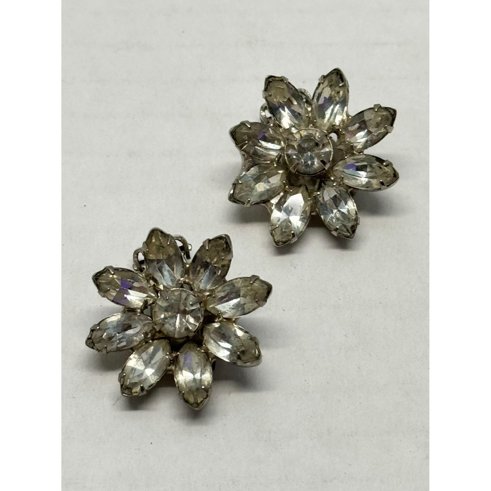 Vintage Vintage glass rhinestone flower clip on earrings Size ONE SIZE - 1 Thumbnail