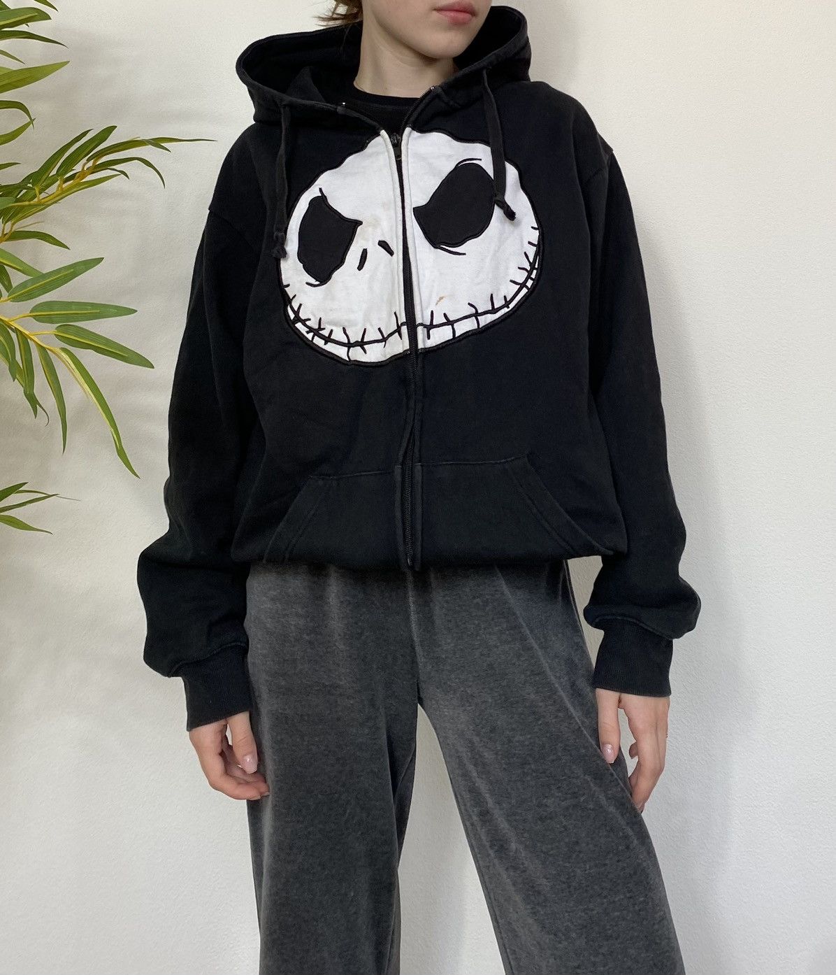 Disney NIGHTMARE BEFORE CHRISTMAS SKELETON ZIP HOODIE Size M / US 6-8 / IT 42-44 - 2 Thumbnail