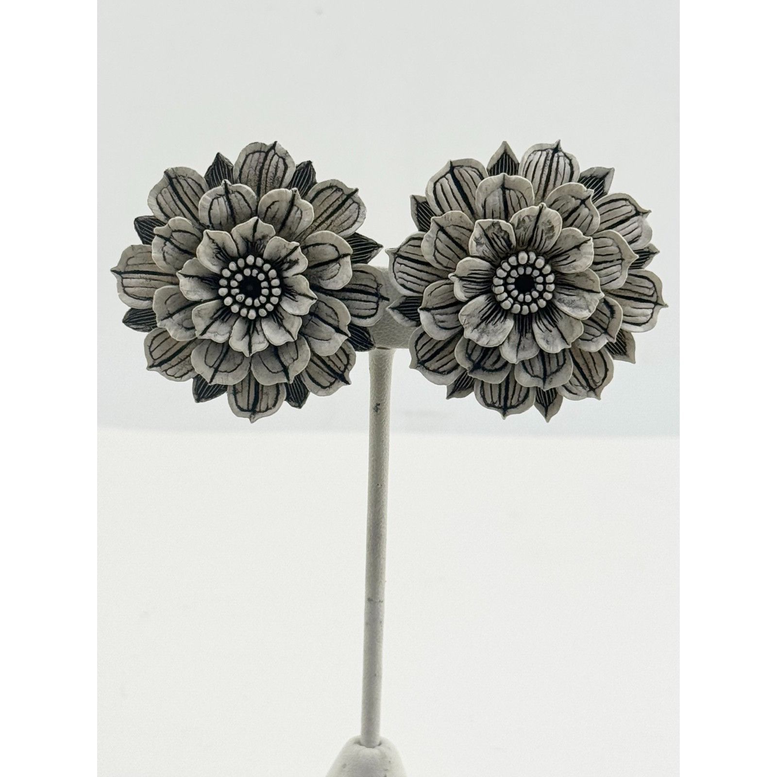 Vintage Vintage Celluloid flower clip on earrings Size ONE SIZE - 4 Thumbnail