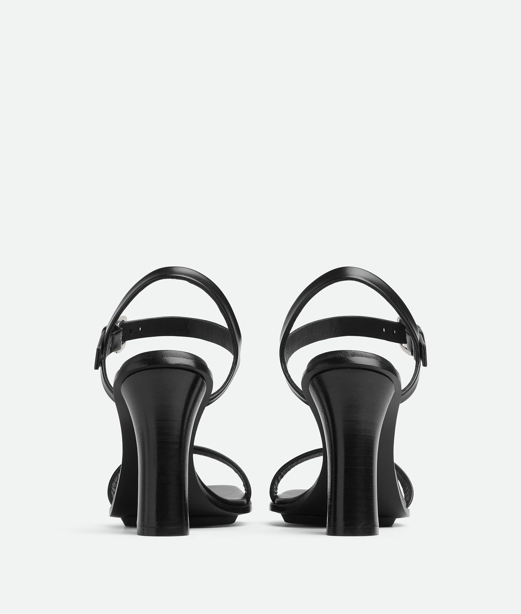 o1bcso1str0725 Step Sandals in Black