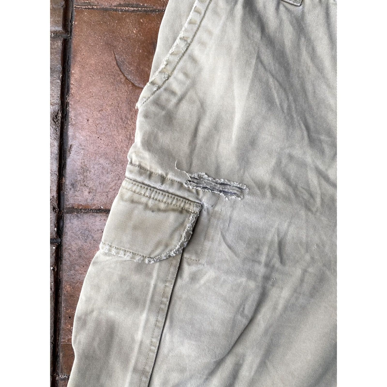 Abercrombie & Fitch Abercrombie & Fitch Cargo Utility Shorts Beige Tan Army Distressed 33 Men Cargo Shorts Regular Beige 90s Vintage? (No) Size US 33 - 2 Thumbnail