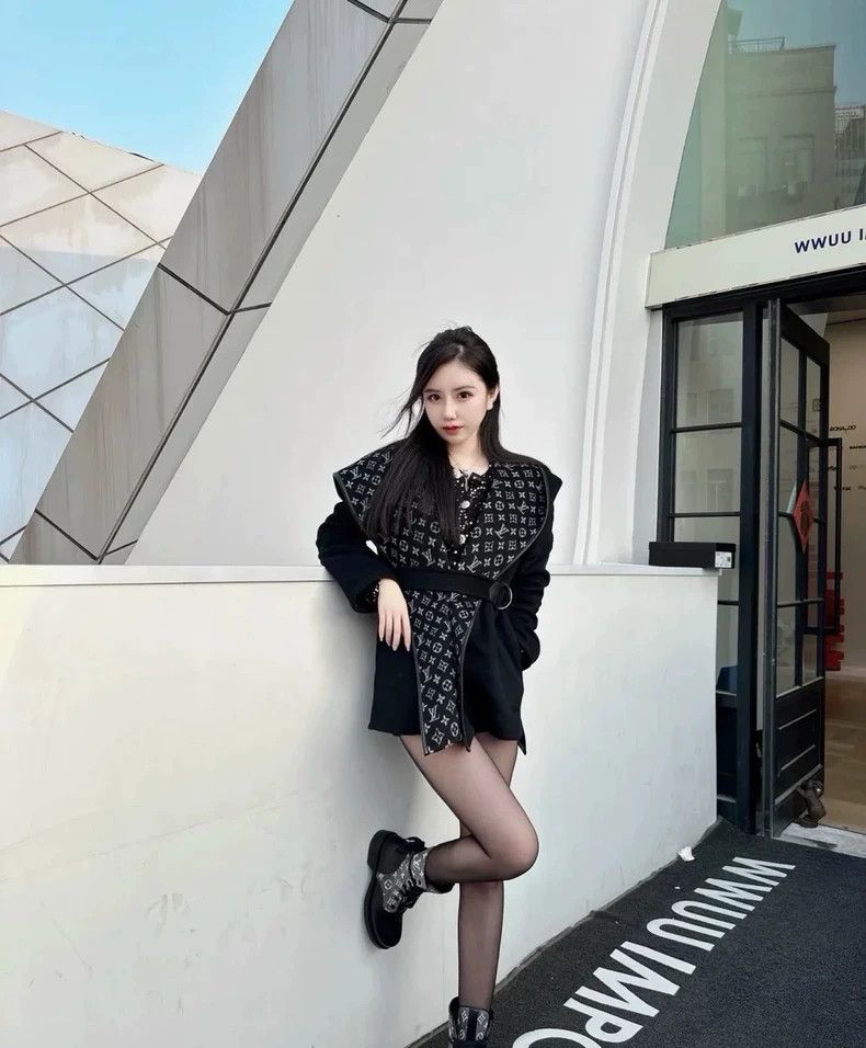 Louis Vuitton Louis Vuitton Black mid-length coat with full logo and wais Size XS / US 0-2 / IT 36-38 - 7 Thumbnail