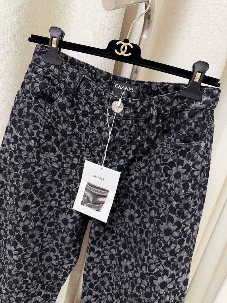 Chanel Chanel 24B autumn and winter black camellia full-print str Size 25" / US 0 / IT 36 - 2 Thumbnail