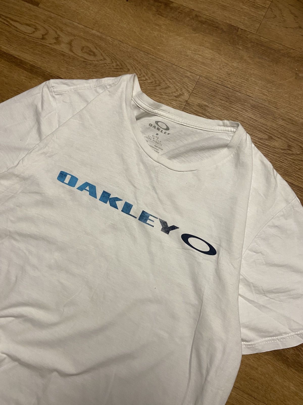 Japanese Brand Oakley Vintage T-Shirt Centre Logo Big Logo Boxy 00S Japan Size US XL / EU 56 / 4 - 2 Thumbnail