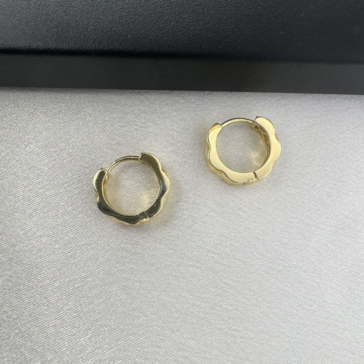 Designer 15mm Classic Rhombus Texture Gold Hoop Earrings for Women Size ONE SIZE - 3 Thumbnail