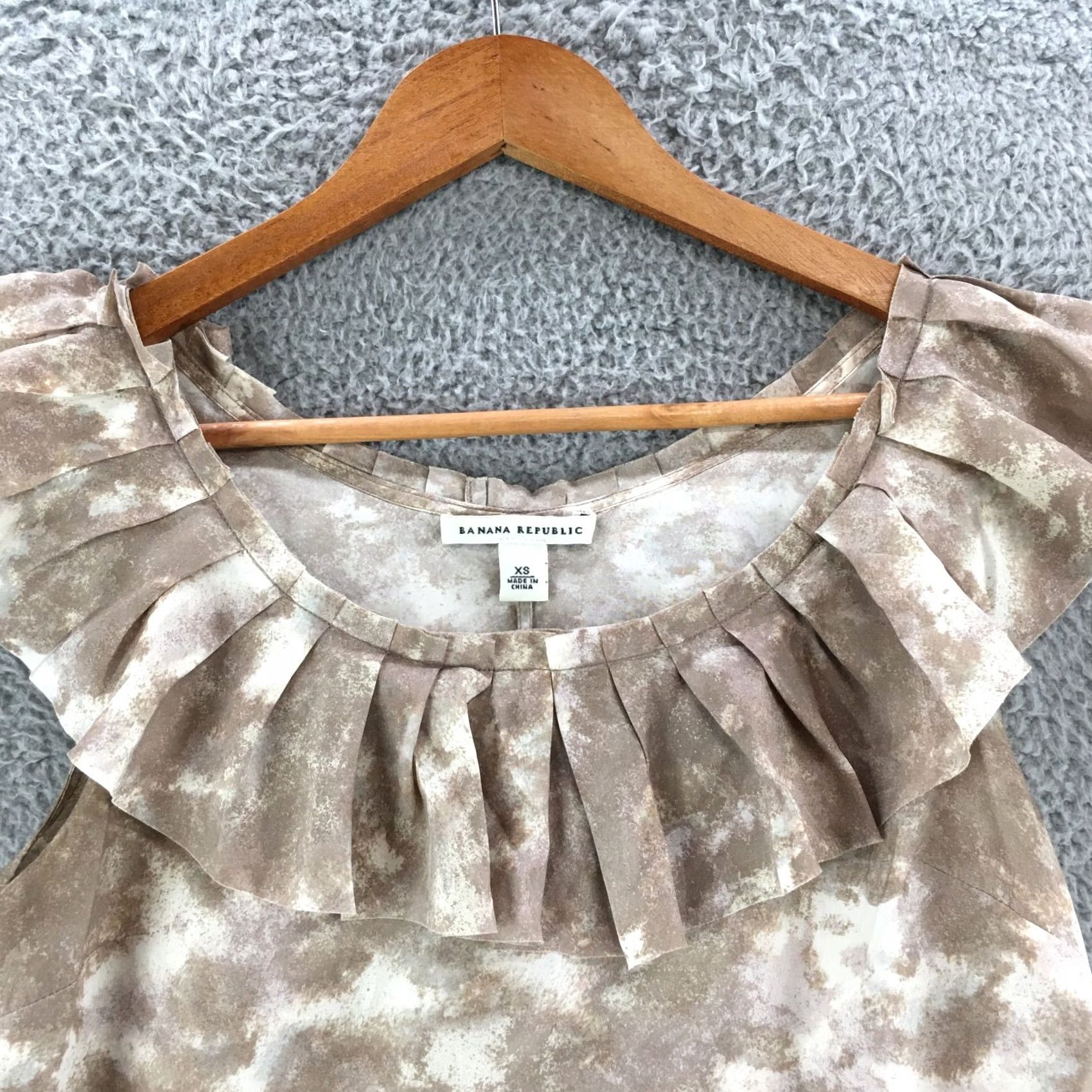 Banana Republic VINTAGE Banana Republic Ruffle Tank Top Womens XS Beige Tie Dye Silk Sleeveless Casual Size XS / US 0-2 / IT 36-38 - 2 Thumbnail