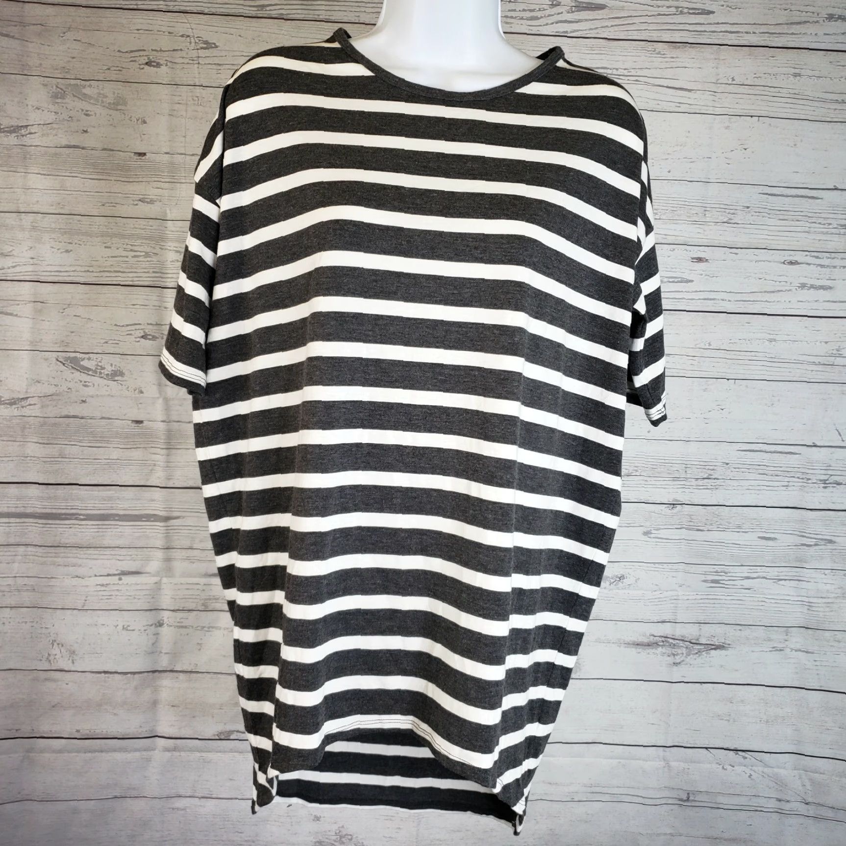 Vintage LuLaRoe Shirt Women 2XS Irma Top Gray White Striped Short Sleeve Casual Rounded Neck T-Shirt Size XXS / US 00 / IT 34 - 2 Thumbnail