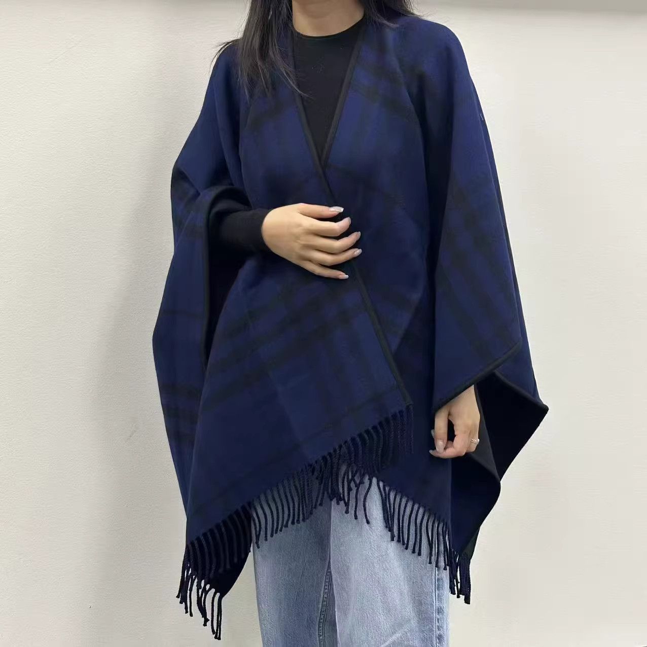 Burberry o1w1db10126 Check Wool Cape in Navy/Black Size XL / US 12-14 / IT 48-50 - 1 Preview