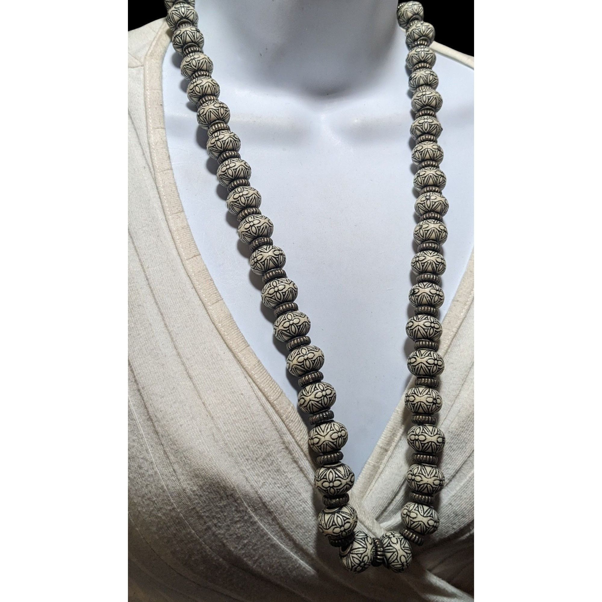 Other Rustic White And Silver Floral Beaded Necklace Size ONE SIZE - 6 Thumbnail