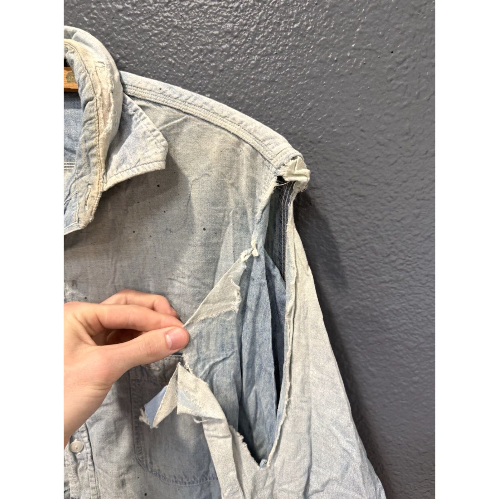 JCPenney VINTAGE Penneys Chambray Work Button Up Shirt L Men’s Blue 1940s Cotton Sanforized Distressed Size US L / EU 52-54 / 3 - 5 Thumbnail
