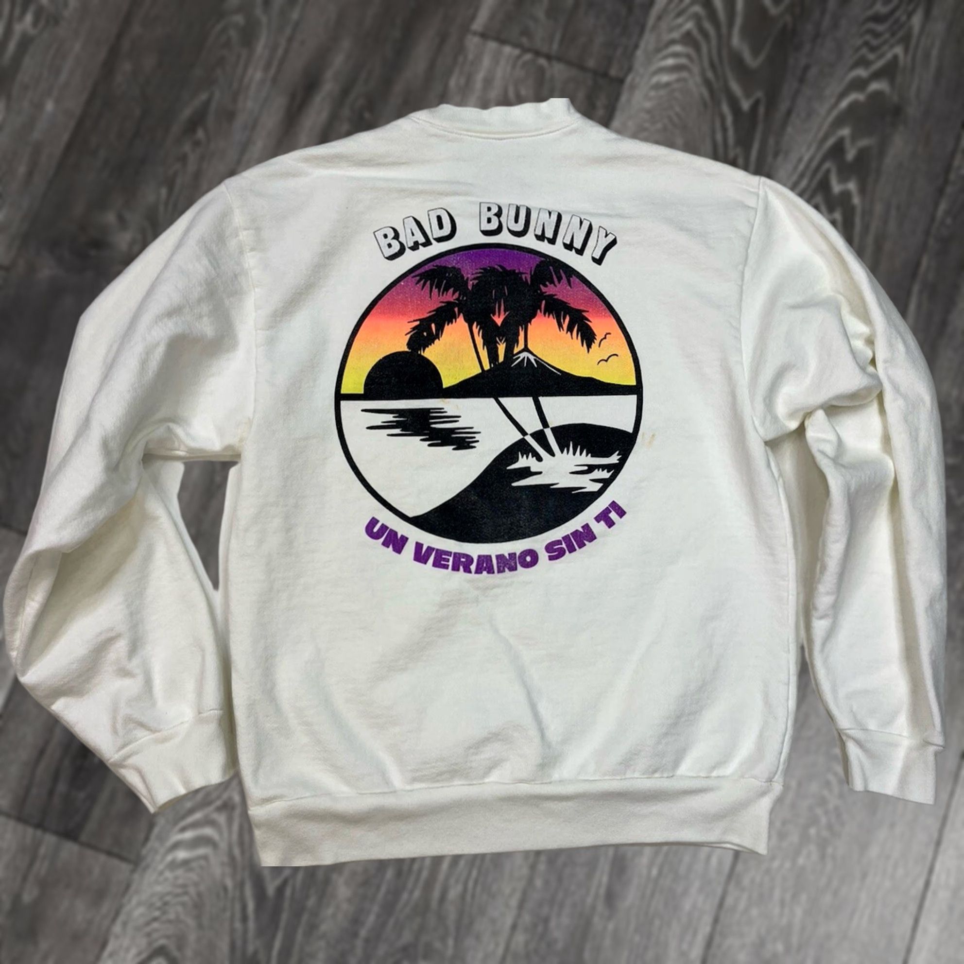 Vintage Bad Bunny World's Hottest Tour 2022 Un Verano Sin Ti Sweatshirt Men Small Music Shirt Size US S / EU 44-46 / 1 - 1 Thumbnail