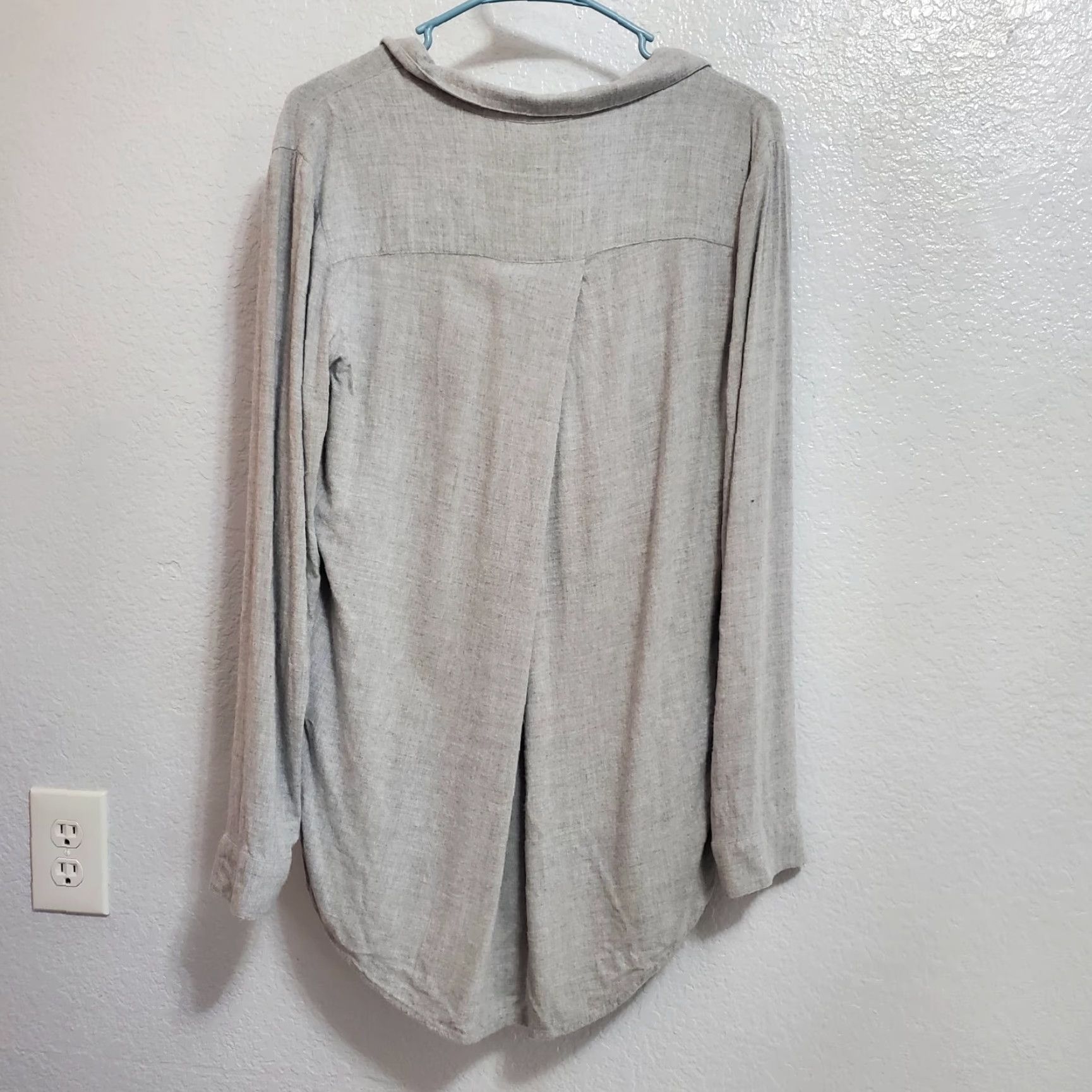 Anthropologie Cloth & Stone Anthropologie Shirt Size M Gray Rayon Long Sleeve Button-Down V-Neck Chest Pockets Casual Womens Size M / US 6-8 / IT 42-44 - 2 Thumbnail
