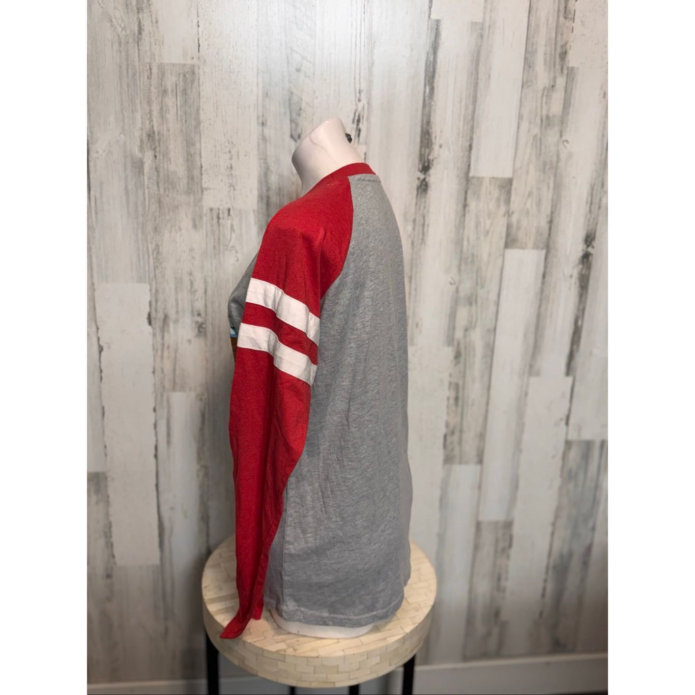 Universal Studios Universal Studios Mistletoe Pines Village Christmas Raglan Tee – Size Medium Size M / US 6-8 / IT 42-44 - 2 Thumbnail