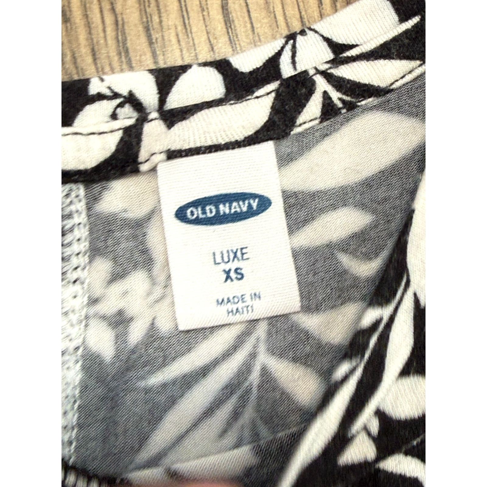 Old Navy VINTAGE? No — Old Navy Tank Top Women's XS Black White Floral Print Sleeveless LUXE (Note: Vintage not specified) Size XS / US 0-2 / IT 36-38 - 4 Thumbnail