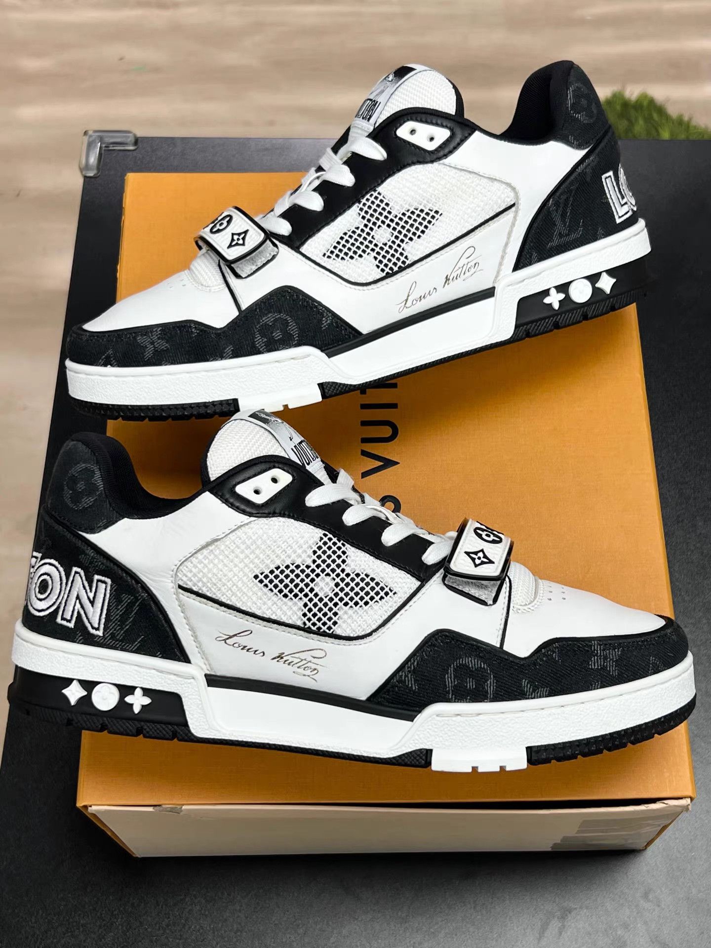 Louis Vuitton Louis Vuitton Trainer Black & White Velcro Sneakers K15 Size US 9.5 / EU 42-43 - 5 Thumbnail