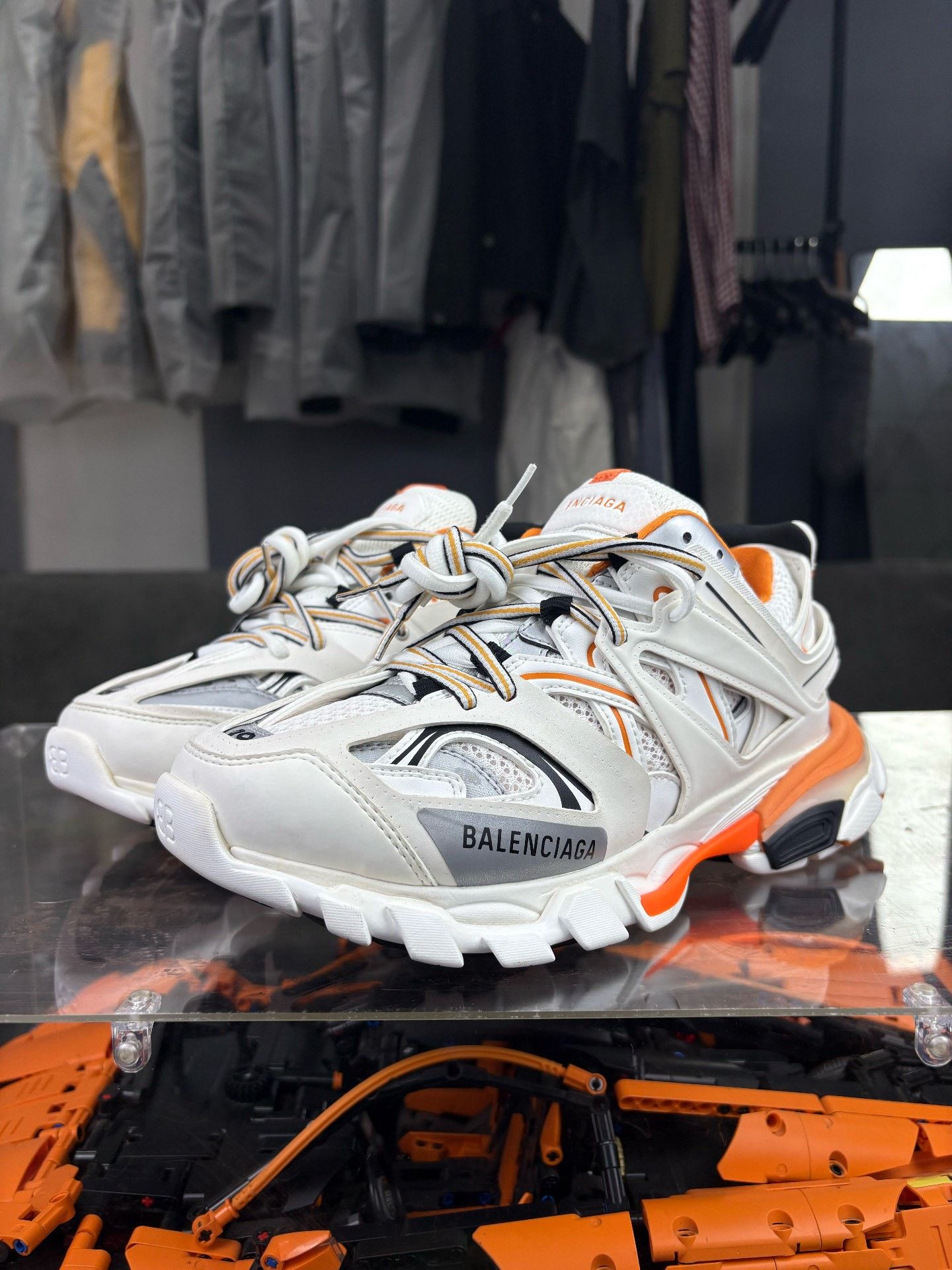 Balenciaga Balenciaga White Lowtop Sneakers 6.5 Men Size US 6.5 / EU 39-40 - 1 Thumbnail
