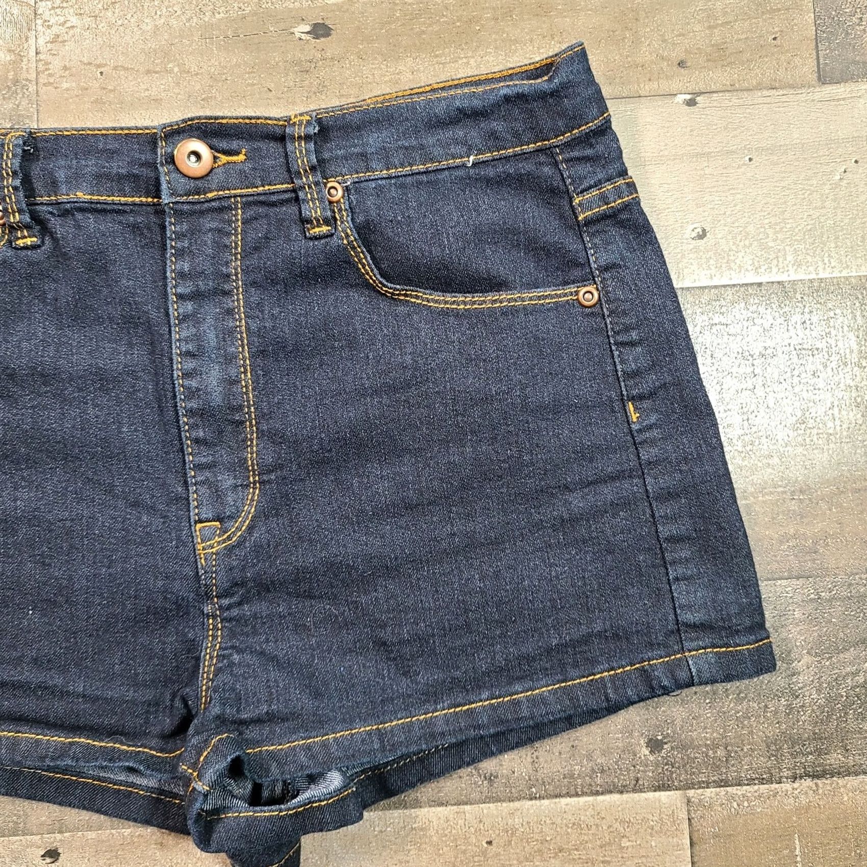 Forever 21 FOREVER 21 Women Dark Blue Denim Mom Jean Shorts Size 29 Regular Solid High Rise Size 29" - 6 Thumbnail