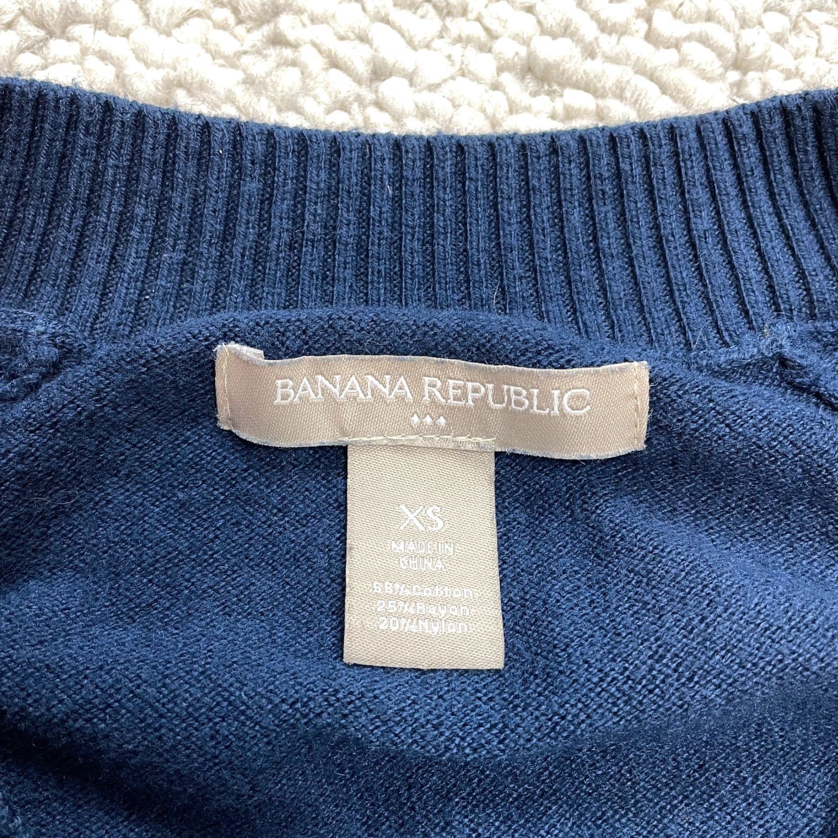 Banana Republic Banana Republic Pullover Sweater Womens XS Dark Blue V Neck Size XS / US 0-2 / IT 36-38 - 2 Thumbnail