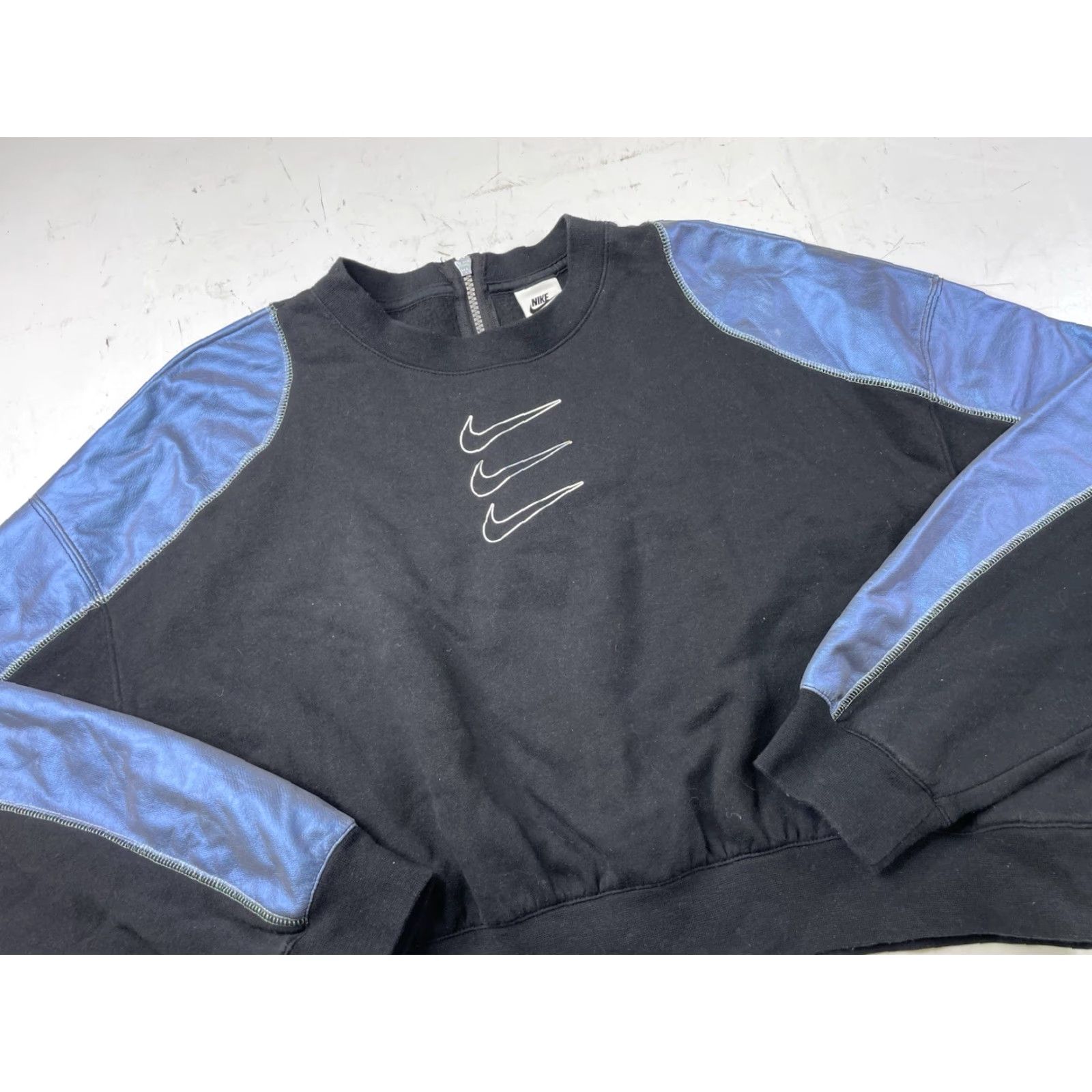 Nike VINTAGE? NIKE Black Metallic Blue Triple Swoosh Crop Sweatshirt Cropped Sweatshirt Women XL Black Metallic Blue Cropped Sweatshirt Nike Womens XL Size XL / US 12-14 / IT 48-50 - 2 Thumbnail