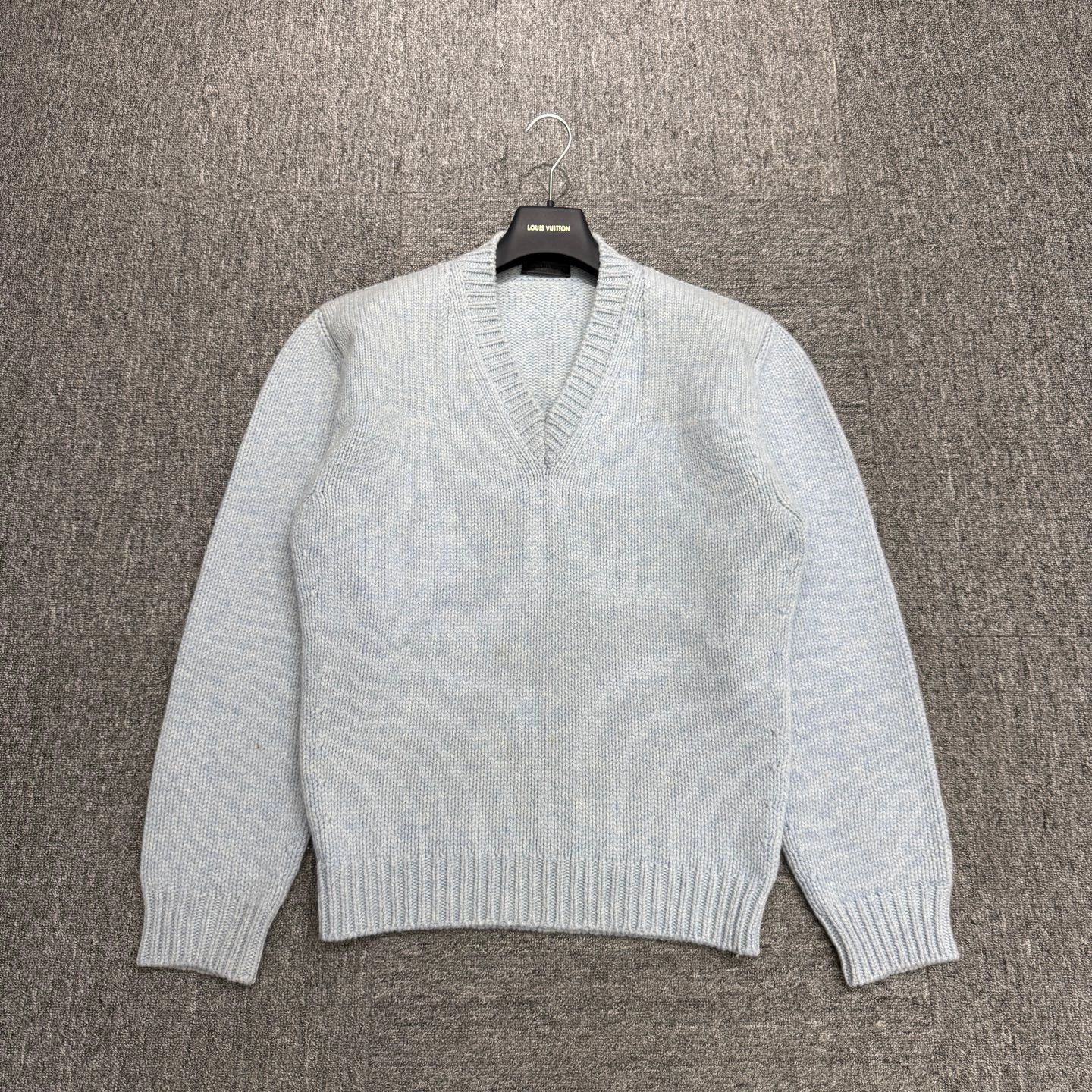 Prada Prada Wool V-Neck Sweater Size 46 Size US S / EU 44-46 / 1 - 1 Thumbnail