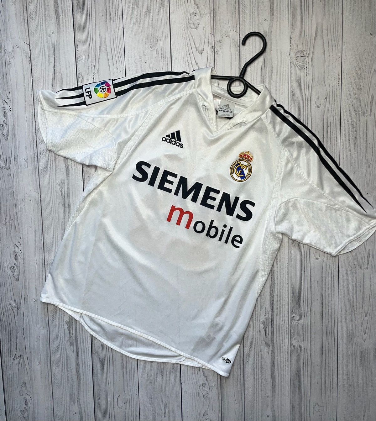 Vintage Vintage adidas Real Madrid soccer jersey size Xs 23 Beckham Size US XS / EU 42 / 0 - 2 Thumbnail